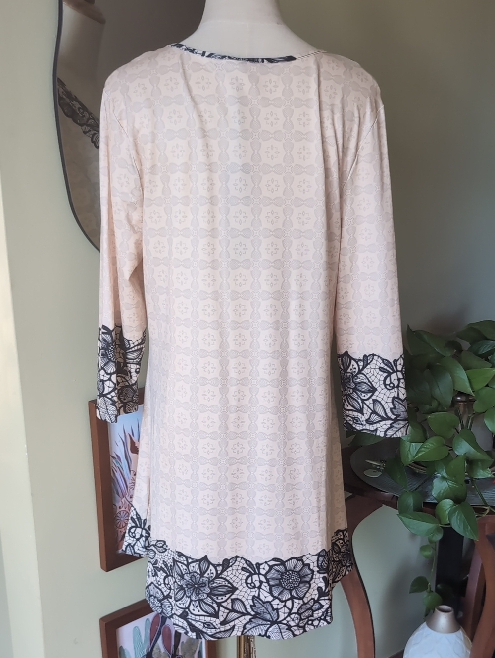 Lily by Firmiana Women's Size Medium Floral Lace Print Cream and Black Tunic - Picture 5 of 11